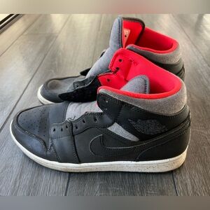 Nike Air Jordan 1 Mid Black Gray Infrared Men’s 9.5 Sneakers 811124-035